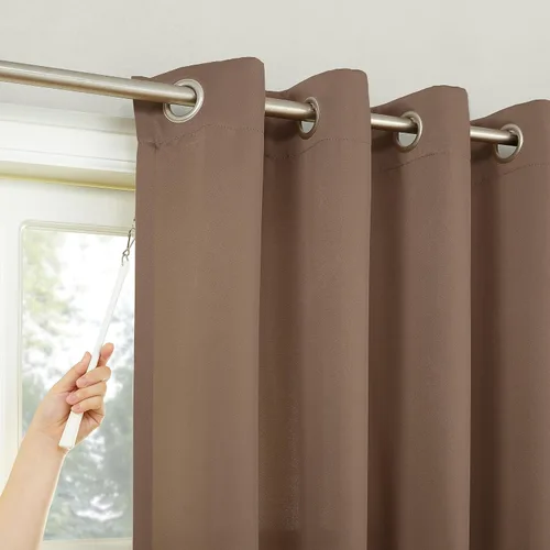 Vista 206 de Sun Zero Easton Panel de Cortina Opaca con Ojales de Ahorro de Energía, 40" x 63", Gris, Gris Raíz = {'valor': "['Gris']"}