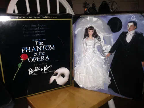 Vista 2 de Barbie y Ken Fantasma de la Ópera Fao Schwartz Edición Coleccionable Limitada