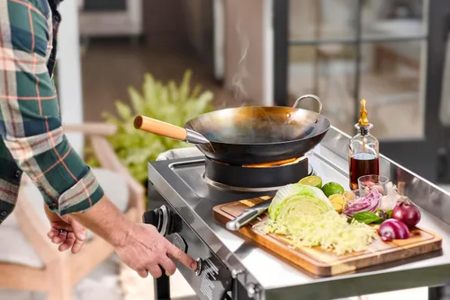 Vista 7 de Cuisinart - Estación de wok para exteriores con ruedas traseras, bandeja de acero de 14 pulgadas, 50,000 BTU