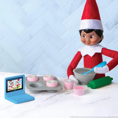 Vista 5 de The Elf on the Shelf Accesorios polares: ayuda a los elfos a crear nuevas escenas o compartir juegos de simulación - Incluye más de 20 accesorios