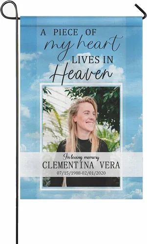 Vista 11 de Bandera conmemorativa personalizada para jardín con nombre de foto, fecha para patio al aire libre, decoración de cementerio para tumba, doble cara