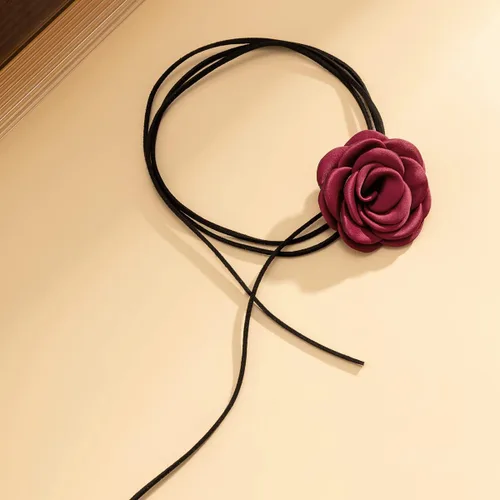 Vista 2 de Caiyao Gargantilla de flores de rosa para mujer, diseño de cordones, gargantilla floral de terciopelo en negro, rojo y azul, perfecto para bodas