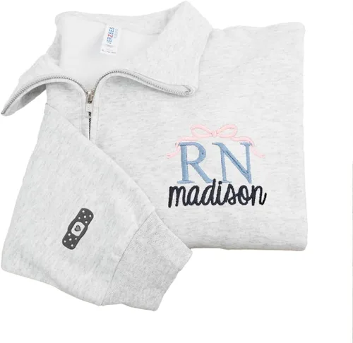 Vista 16 de COUPLEHOODIES - Sudadera de enfermería bordada con nombre, personalizada, con cremallera de un cuarto, regalo para asistente de enfermería