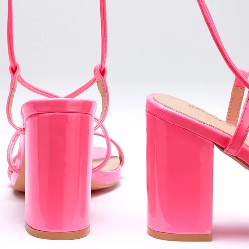 Vista 4 de Elisabet Tang Sandalias de tacón grueso con cordones para mujer, tacones de bloque de 3 pulgadas, tacón con tiras cruzadas, tacón cuadrado