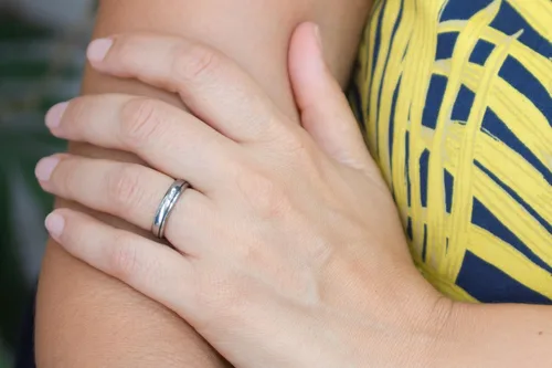 Vista 4 de Anillo de titanio y fibra de carbono para mujer. Anillo de boda único. Resistente al agua e hipoalergénico. (00334_4N)