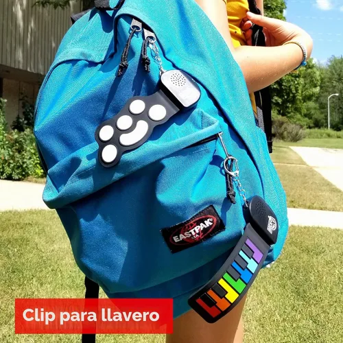 Vista 3 de Rock And Roll It - Micro Drum. Llavero de batería real que funciona y se puede tocar. ¡Cuélgalo en una mochila y toca en cualquier lugar!
