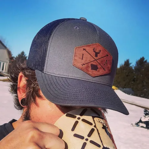 Vista 2 de Gorra de béisbol personalizada con parche de cuero de camionero de estilo 112 para hombres y mujeres, gorra de béisbol estructurada de 6 paneles