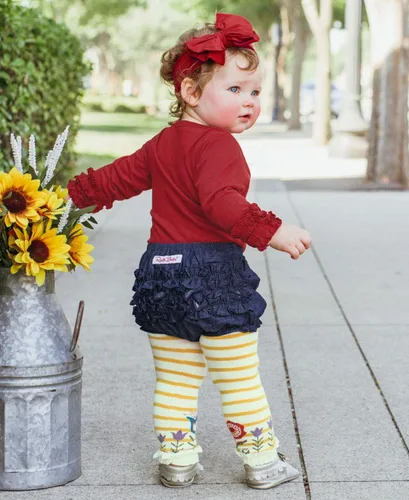 Vista 3 de RuffleButts Bloomer tejido con volantes para bebéniñas pequeñas