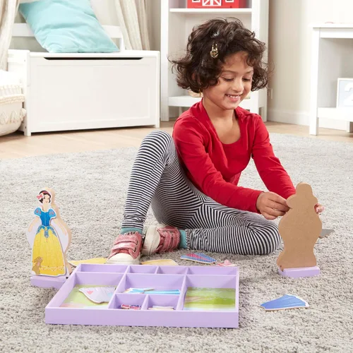 Vista 7 de Juego de princesas de madera con vestidos magnéticos para vestirlas de La Bella Durmiente y Blancanieves, de Melissa & Doug, más de 40 piezas Blanco