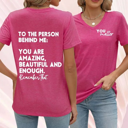 Vista 2 de Camiseta con texto en inglés You Matter to The Person Behind Me, You are Amazing Beautiful and Suficiente, camiseta casual con cuello en V para mujer