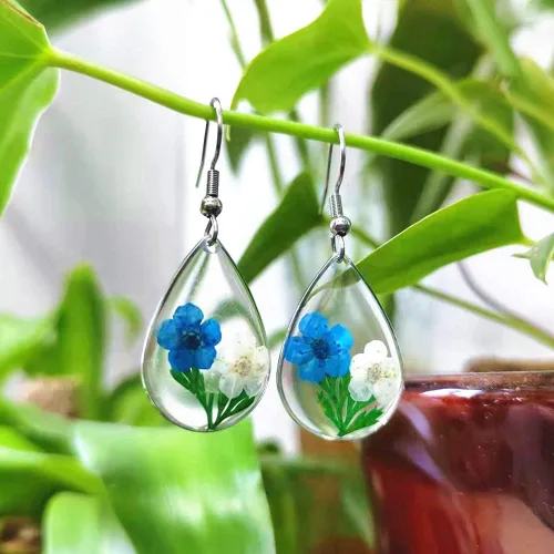 Vista 2 de Pendientes de resina CXUEMH con diseño de lágrima de flores prensadas, joyería de flores, aretes colgantes para regalos para mujeres y niñas, aretes