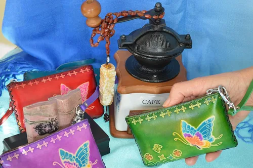 Vista 3 de BPLeathercraft Bolso de cuero para cambiar, cartera hecha a mano, rectangular, una mariposa voladora y flor., Rojo 1