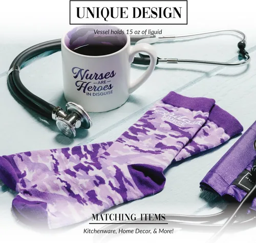 Vista 4 de Pavilion Gift Company - Enfermera - Taza de té de café de camuflaje morado de 15 onzas, color blanco
