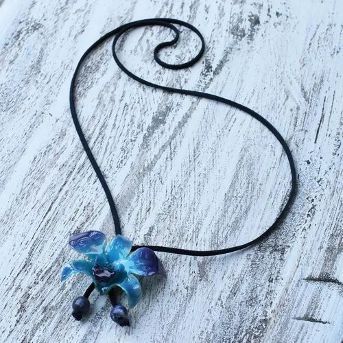 Vista 4 de NOVICA Collar largo artesanal hecho a mano de sodalita de orquídea natural, flor de lariat, hoja de cuero, azul Tailandia, floral 'azul medianoche