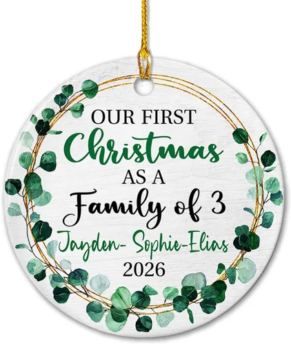 Vista 24 de Adorno de cerámica personalizado de cinco medias con nombres y año personalizados, nuestra primera Navidad como familia de cinco, nuestros primeros