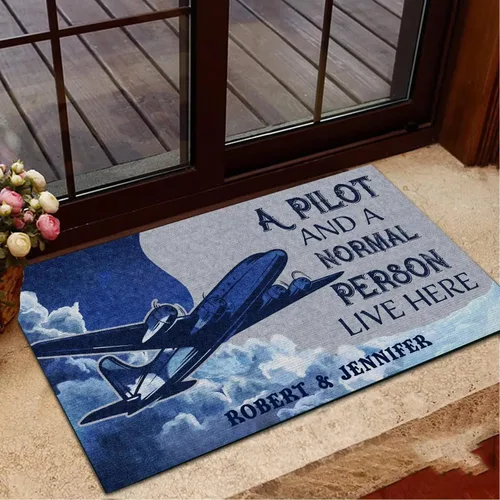 Vista 2 de Felpudo frontal personalizado para pareja casada de marido, esposa, piloto, persona normal que vive aquí, nombre personalizado, regalos únicos