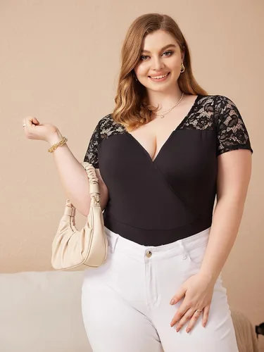 Vista 5 de Milumia Mono de manga corta con encaje en contraste para mujer, talla grande, cuello en V profundo
