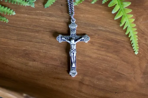 Vista 6 de Heartland - Colgante de plata de ley con crucifijo para hombre con detalles de plata antigua, bordes de barra transversal + caja de regalo de cadena