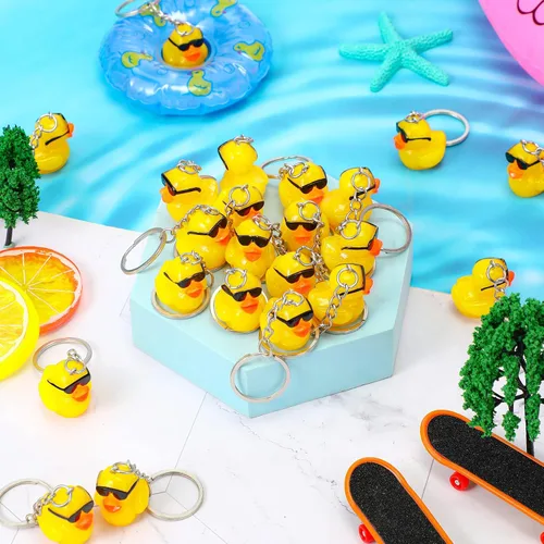 Vista 4 de Roowest 24 llaveros de pato miniatura a granel, regalos de fiesta de patos en miniatura 3D, bonitos llaveros pequeños de resina amarilla con dijes