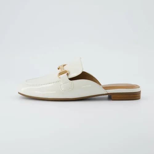 Vista 2 de CUSHIONAIRE Sandalias Yates con hebilla para mujer + espuma viscoelástica, anchos disponibles, Bone charol