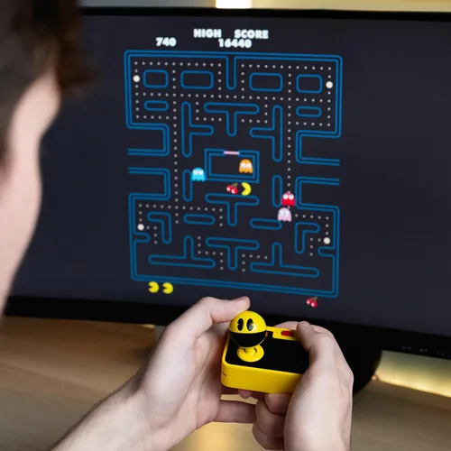 Vista 4 de Fizz Creations PAC-MAN Plug & Play. Retro Gaming Arcade Game. Wireless controller. HDMI cable included. Classic Pac Man Gameplay.
