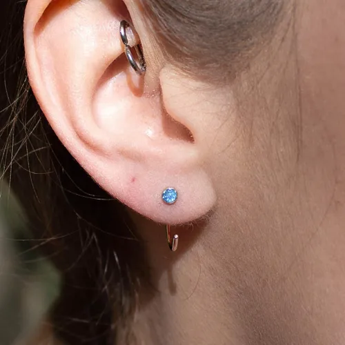 Vista 3 de Aretes de medio aro con piedra de nacimiento en oro para mujer, pequeño pendiente de cartílago, pendiente hipoalergénico, perno de rosca trasera