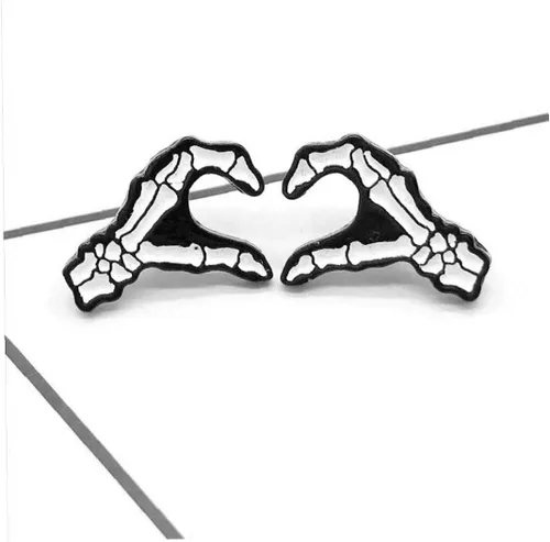 Vista 4 de Broche de mano con forma de calavera gótica para Halloween, con forma de corazón, estilo punk, para fiesta de noche, Metal, Sin gemas.