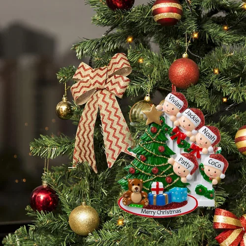 Vista 4 de Adornos de Navidad familiares personalizados con nombre para la familia de 2 banderines personalizados para árbol de Navidad, adorno de Navidad