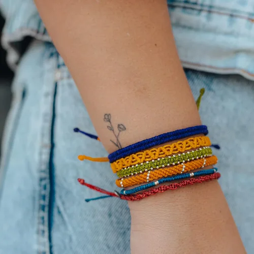 Vista 6 de Wakami New World - Juego de 3 pulseras bohemias de amistad hechas a mano Pulseras trenzadas indie para mujeres y hombres Hechas a mano por