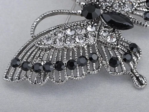 Vista 2 de Alilang Broche de mariposa con diamantes de imitación de cristal gris plateado antiguo