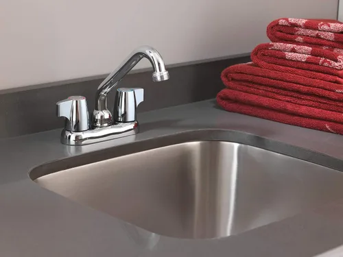 Vista 2 de Moen Chrome Chateau - Grifo de dos asas de 4 pulgadas para lavabo de utilidad o lavandería con pico roscado, 74998