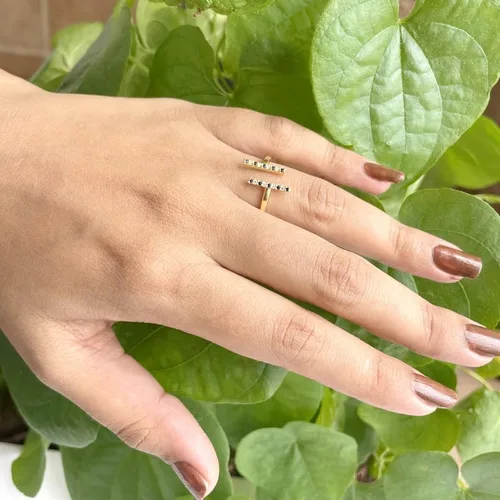Vista 4 de Anillo de barra abierta de zafiro azul y diamante blanco alternativo para mujer, anillo de barra abierta de zafiro azul con acabado de oro de 14