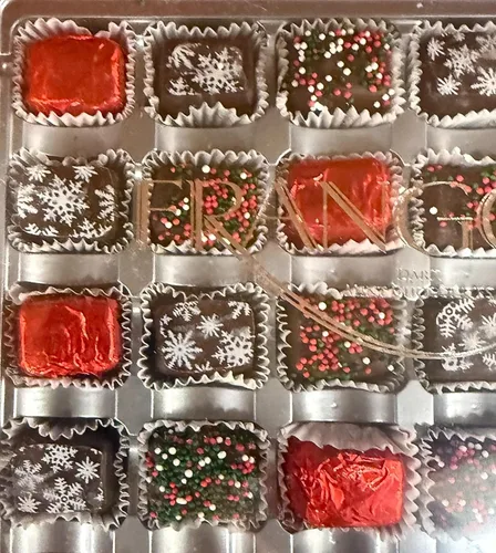Vista 2 de Frango Chocolates navideños de menta oscura – Caja de regalo de 8.4 onzas – Edición limitada Trufas de chocolate oscuro y menta con gránulos