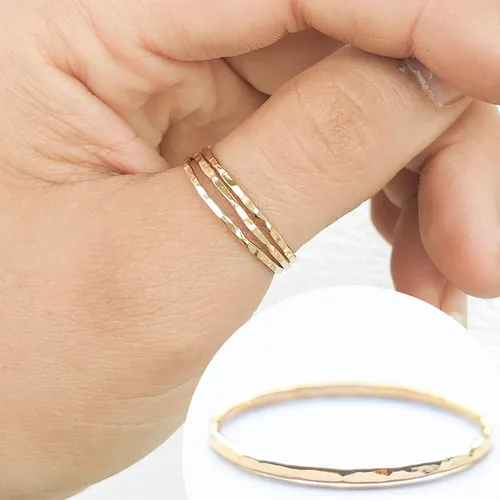 Vista 5 de Ellie J Maui Anillo martillado, anillos apilables delgados de 0.039 pulgadas (0.039 in), anillos minimalistas para mujeres, anillos rellenos de oro