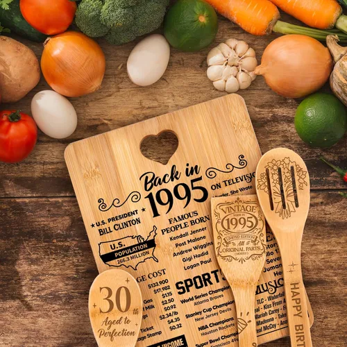 Vista 7 de Regalos de cumpleaños número 30 para mujeres – Regalos de cumpleaños número 30 para hombres, tabla de cortar, hecha de bambú grabada "Year 1995 News