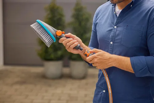 Vista 3 de Gardena Cleansystem Cepillo de mano M Soft Scrubber con conexión de manguera, para superficies más pequeñas y sensibles. Práctico funcionamiento