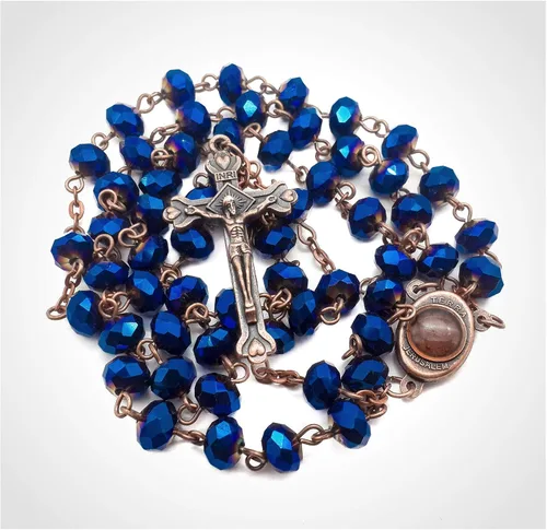Vista 2 de Nazareth Store Collar de rosario de cuentas de cristal azul profundo, oración católica Jerusalén, medalla del suelo sagrado, cruz Tierra Santa