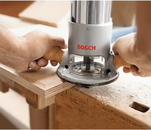 Vista 7 de Router Bosch 1617EVS de 2.25 HP, electrónico, de base fija.