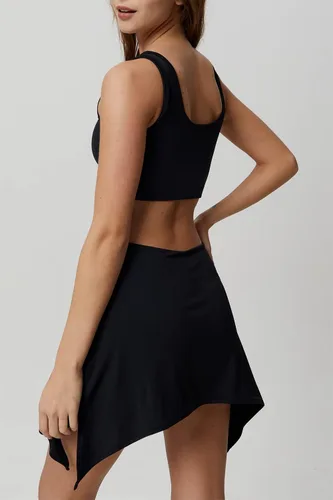 Vista 2 de QINSEN Vestido activo de dos piezas para mujer, brasier deportivo, camiseta sin mangas, pantalones cortos integrados, minifalda, vestidos activos