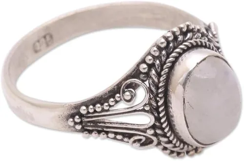 Vista 2 de NOVICA Anillo de plata de ley 925 con piedra lunar arcoíris, Plata de ley, piedra de luna Sin gemas.