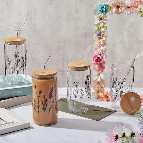 Vista 5 de Zubebe Tazas de vidrio con tapas y pajilla, diseño estético, diseño bonito, tazas de flores silvestres de Navidad, 16 onzas, taza de café helado