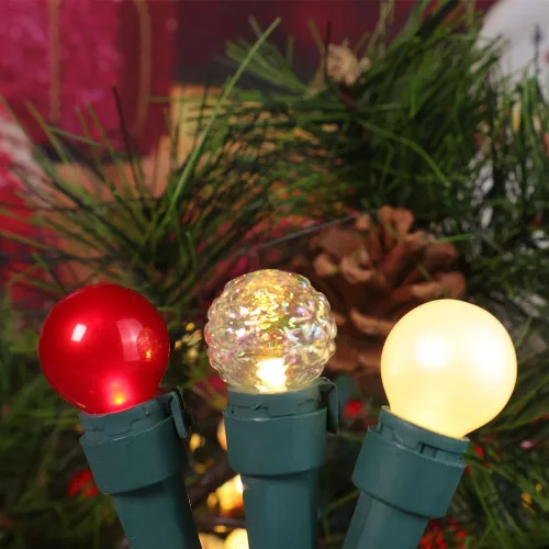 Vista 4 de Cadena de luces de Navidad rojas y blancas para exteriores G15 con cristal perlado 70 luces LED 19 pies mini focos de globo para decoración de árbol