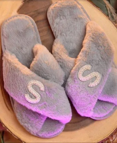 Vista 4 de Pantuflas de personalización de nombre Pantuflas esponjosas para fiesta de novia Regalo de Navidad Pantuflas personalizadas Regalo de dama
