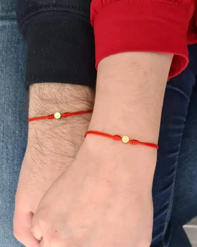 Vista 2 de 2 pulseras de cuerda roja con iniciales, cadena roja del destino, personalizadas para parejas, novios, maridos, mejores amigos, pulsera BFF - Tutti