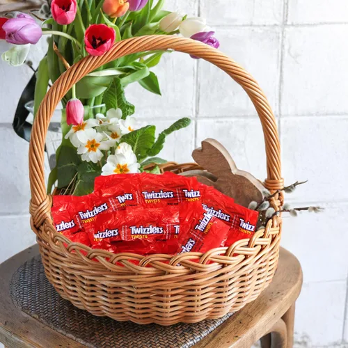 Vista 3 de Paquete a Granel de Dulces de Regaliz Twist con Sabor a Fresa de 2 Libras - Dulces Masticables Envueltos Individualmente para Relleno de Canastas