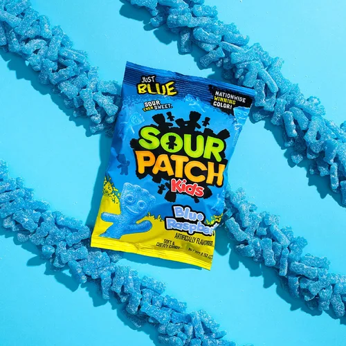 Vista 8 de SOUR PATCH KIDS Caramelo suave y masticable de frambuesa azul, bolsas de 12-8 onzas