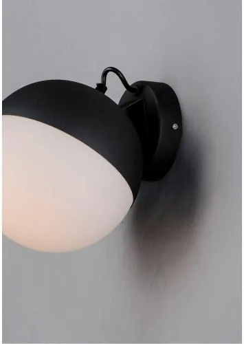 Vista 4 de ET2 Aplique de pared de media luna de iluminación Acabado dorado metálico Pantalla de vidrio blanco satinado Moderno aplique de pared
