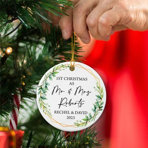 Vista 5 de Adorno de 1ª Navidad como el señor y la señora 2025, adorno de cerámica casado nuestra primera Navidad, adorno personalizado de Mr & Mrs para Adorno