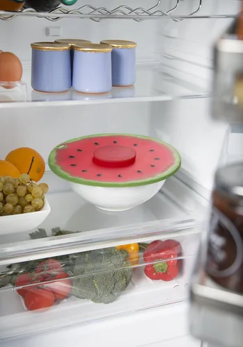Vista 7 de Charles Viancin - Tapa de silicona sandía para almacenamiento de alimentos y cocción - 8 pulgadas - Sellado hermético en cualquier superficie lisa