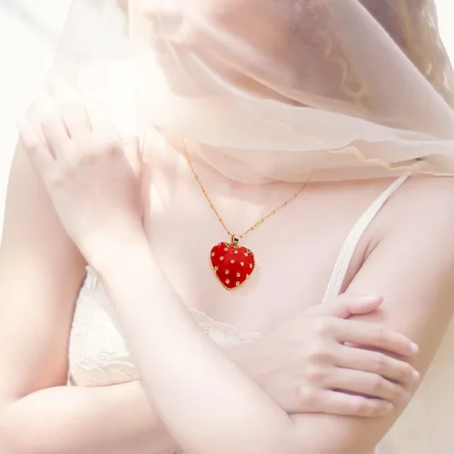 Vista 3 de XUN Zhe Collar con colgante de fresa roja esmaltada, lindo collar de clavícula de aceite de fruta de fresa, joyería para mujeres, adolescentes